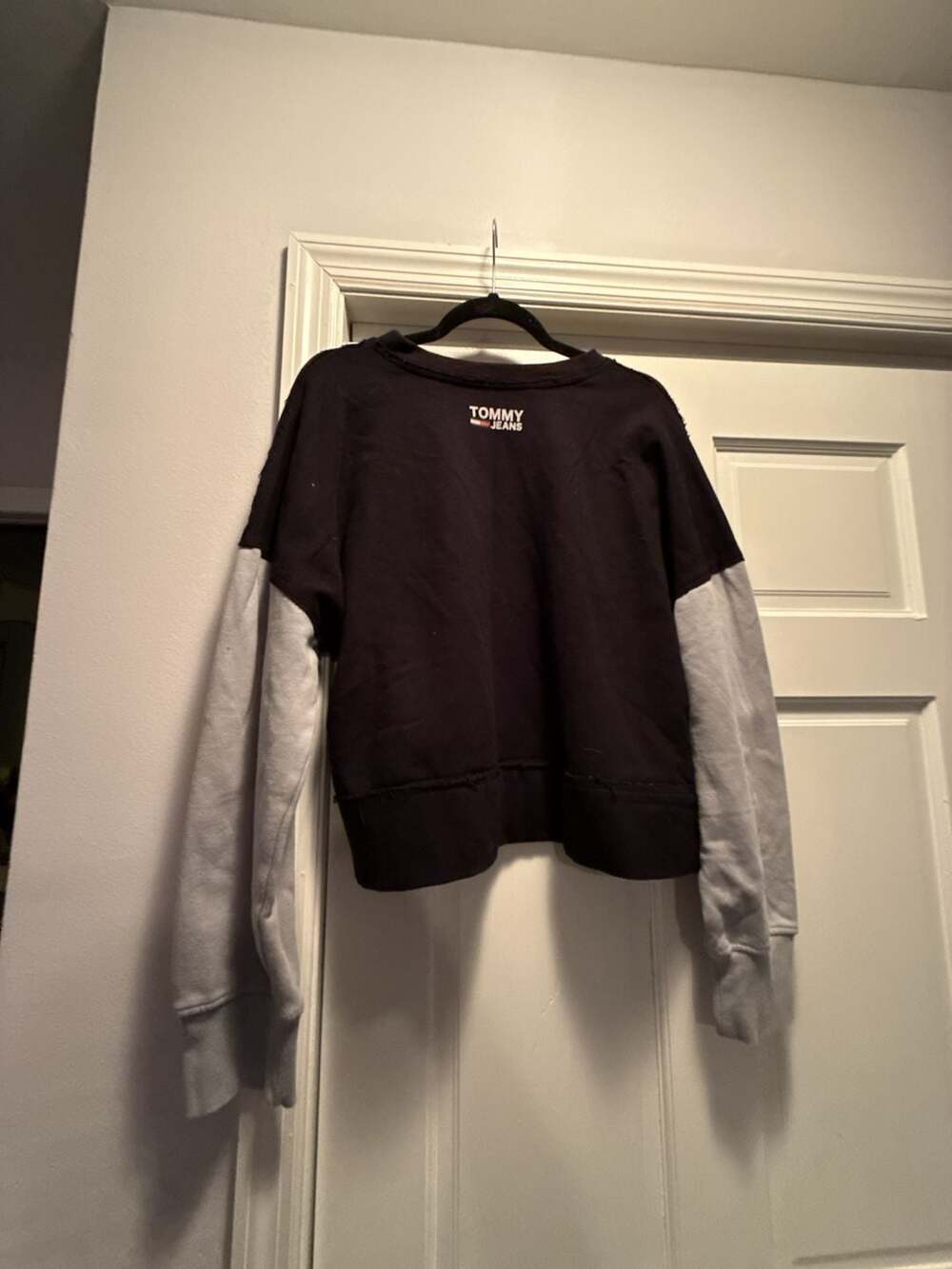 Tommy Jeans Brooklyn Nets NBA Colorblock Raw Hem Cropped Sweatshirt - Picture 6 of 7